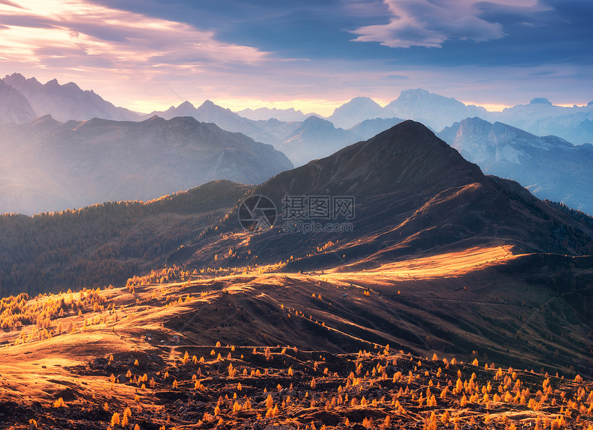 秋天落日时美丽的山谷风景图片