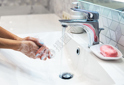 女孩在洗手预防冠状爆发的卫生经常用洗手保护19种流行病图片