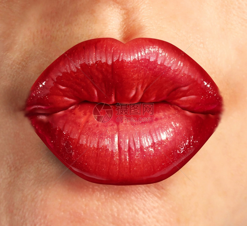 人类亲吻嘴唇用迷人的光彩红唇印在一位美丽的女脸上作为化妆品和女商业时尚的美貌和健康概念图片