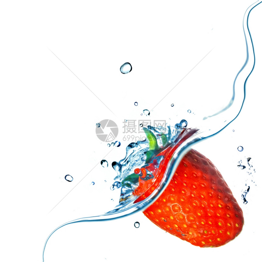 新鲜草莓滴入水中白地上隔离喷洒图片