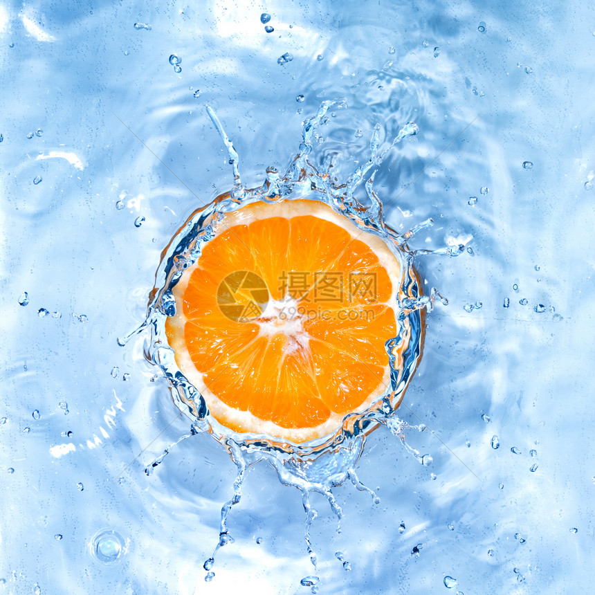 新鲜橙子在水里图片