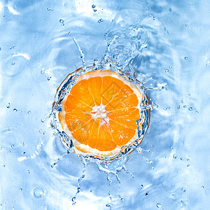 新鲜橙子在水里图片