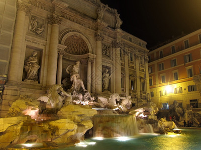 意大利罗马夜晚的特莱维喷泉图片