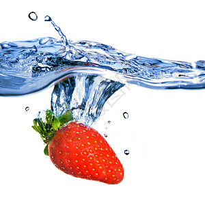 新鲜草莓滴入蓝水中白斑零落背景