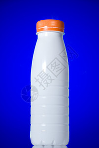 蓝色孤立的白牛奶瓶图片