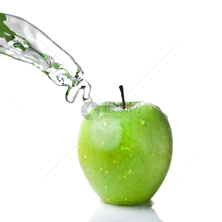 白孤立的绿苹果上鲜水点滴图片
