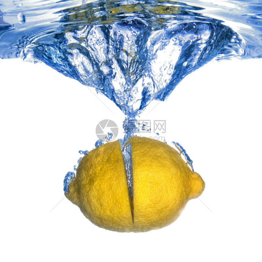 新鲜柠檬掉入水中图片