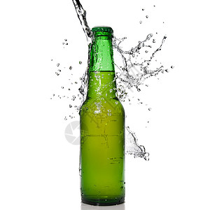 绿啤酒瓶白水喷洒图片