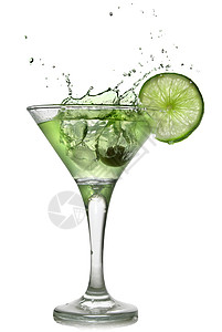 绿色酒精鸡尾有喷花和白孤立的绿石灰图片