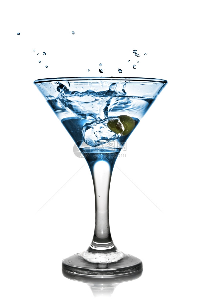 白孤立的蓝色酒精鸡尾图片
