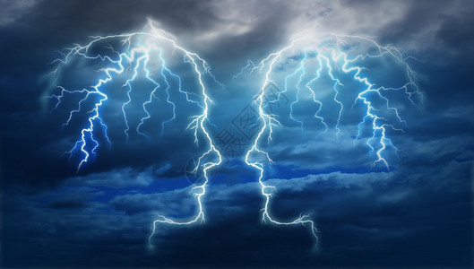 暴风骤雨由两枚电闪击组成的一电动会议和团队想法其形状是人头在暴风云的夜空上照亮作为一种智能伙伴关系背景