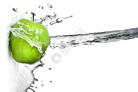 绿苹果上的水滴图片