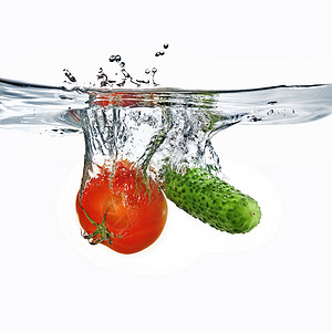 番茄和绿黄瓜掉入水中图片