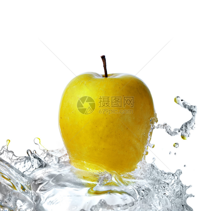 鲜水喷洒在黄苹果上图片