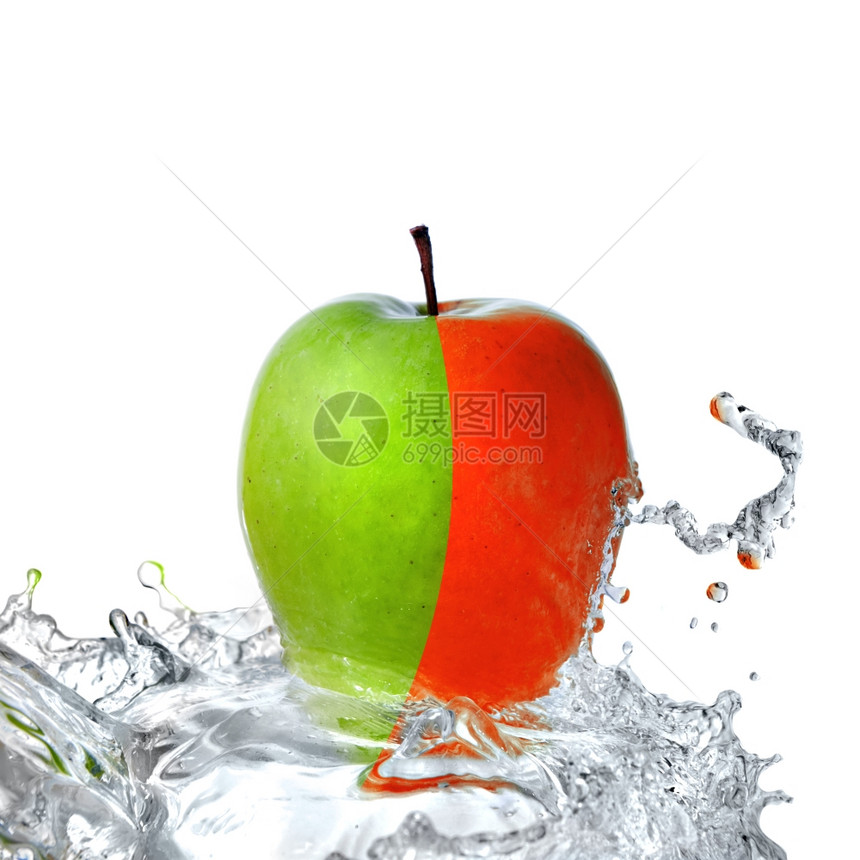 红苹果和绿的鲜水喷洒图片