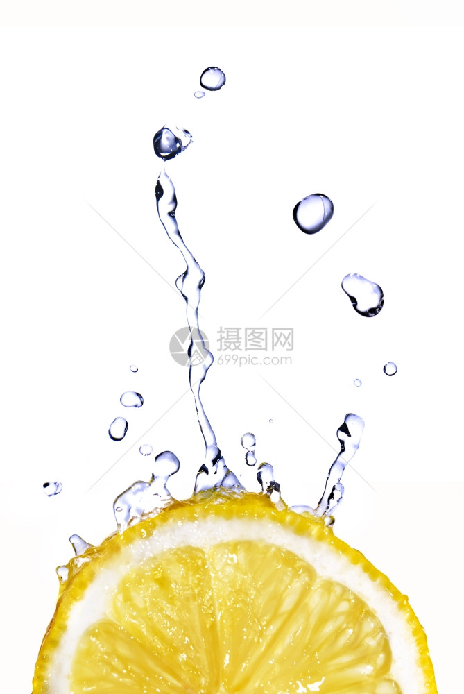 淡水滴在柠檬上图片