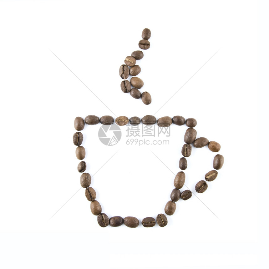 白色背景里用咖啡豆摆成的咖啡杯形状图片