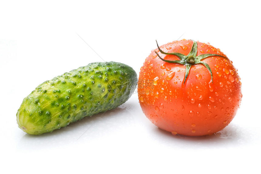 红番茄和绿黄瓜白上隔着水滴图片
