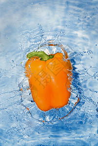 黄胡椒投入水中白上隔着气泡图片