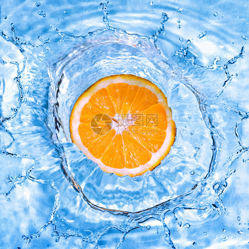 新鲜橙子掉入水中白色上隔着泡图片