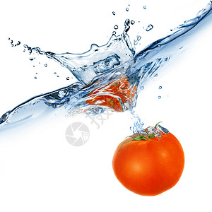 番茄掉入水中图片