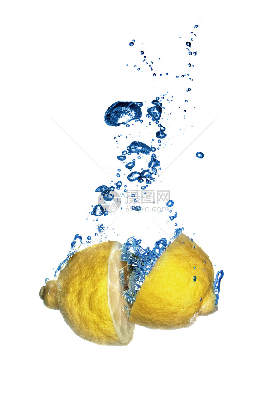 新鲜柠檬掉入水中图片