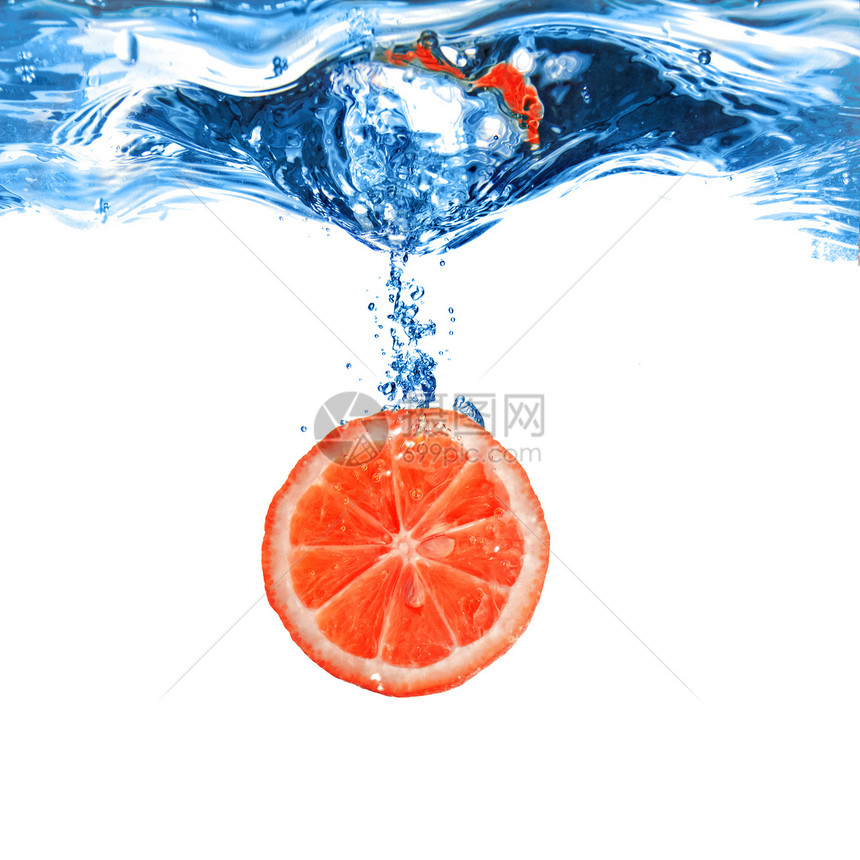 新鲜的葡萄柚滴入水中图片