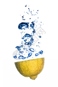 柠檬被浸入水中图片