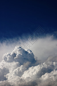 垂直的暴云图片