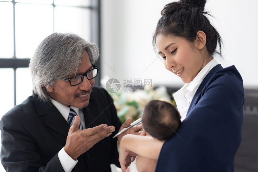 怀抱婴儿的少女图片