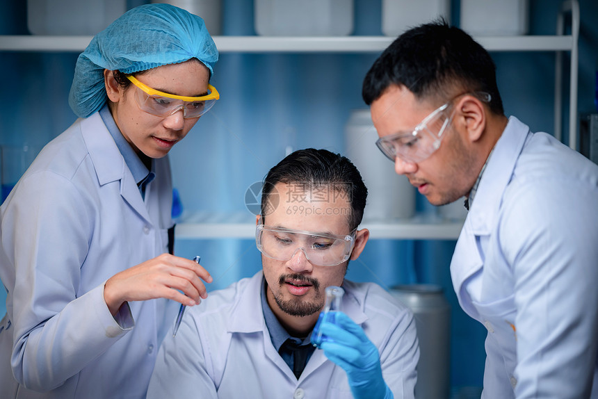 在实验室从事医学科技研究的人员图片