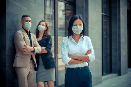 市内身戴保护面罩的企业工人图片