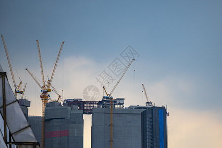 有起重机的摩天大楼建筑工地图片