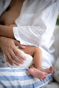 手紧抱着新生婴儿的母亲图片