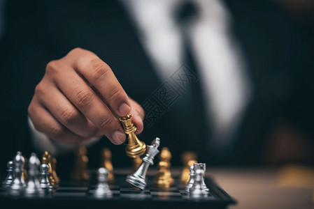 击败白黑棋板上的银王象来挑战商业比赛获胜者和失败的概念选择背景图片
