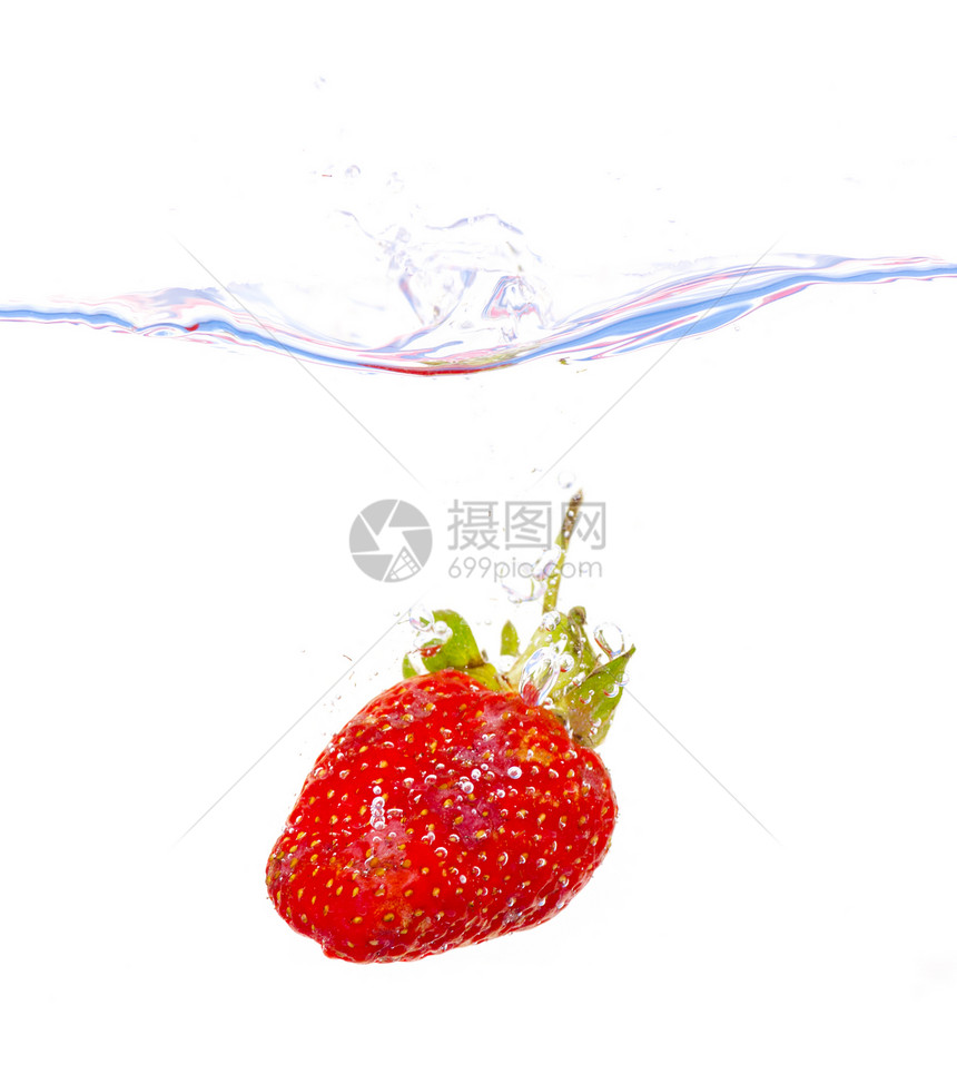新鲜草莓掉入水中图片