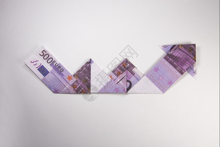 以白底欧元钞票制成的折纸背景图片