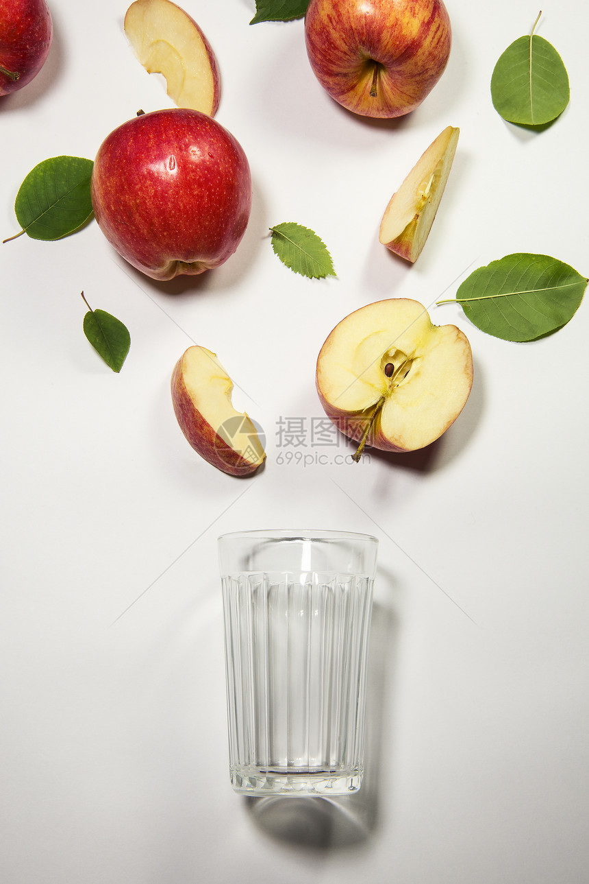 汁用苹果新鲜汁从片流到玻璃杯中图片