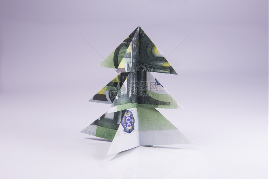 由欧元钞票制成圣诞树木纸条图片