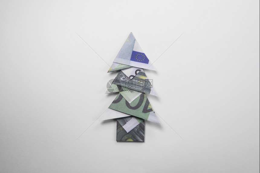 由欧元钞票制成圣诞树木纸条图片