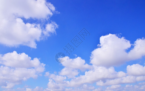 宽阔的蓝色天空有云图片