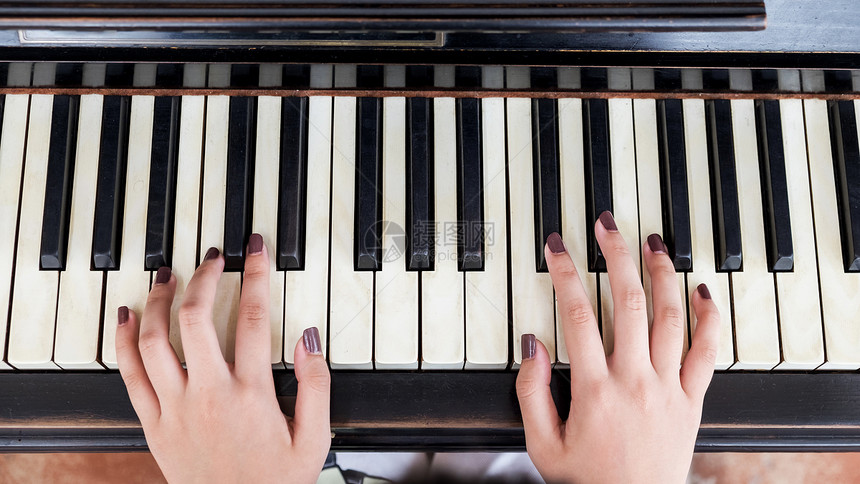 女孩的手弹钢琴图片