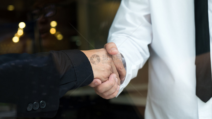 两位生意人握手打招呼图片