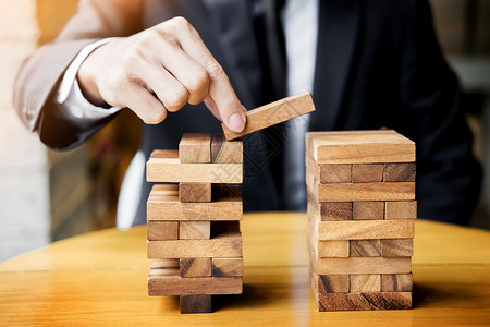 块平衡砖商业概念人和保险在塔上设木块等规划风险和财富战略背景