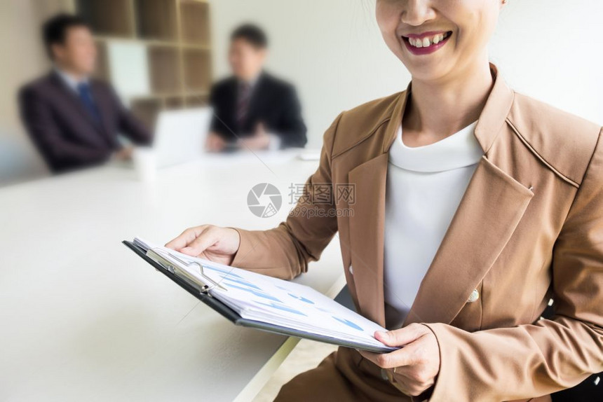 年轻女商人在办公室会议上微笑图片