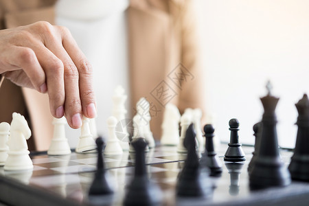 参加象棋游戏的女商人图片