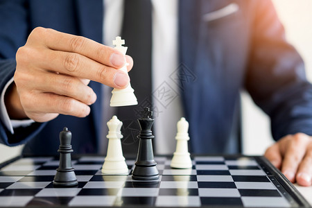 一个成功的商业企男主手握象棋的数码合成象棋的作品背景图片