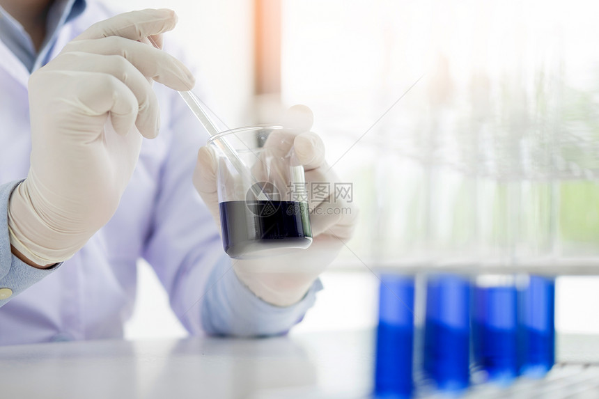 科学家在实验室中搅动试剂喷嘴图片