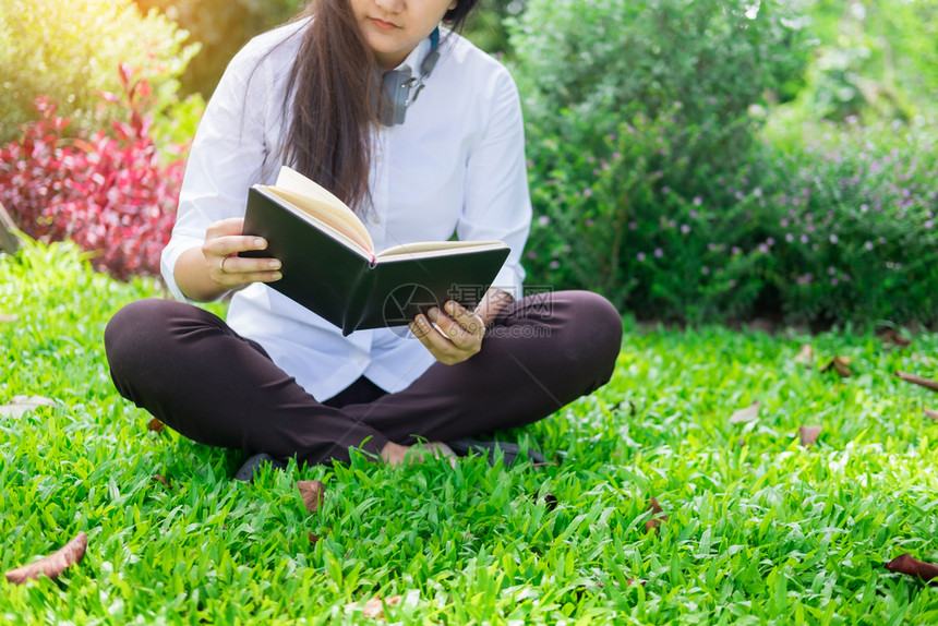 在花园草坪上读一本书阳光照耀图片