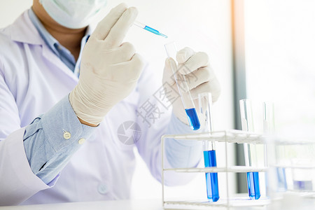 科学家的下降增加了试剂从滴射器到测试管生物化学实验室的研究概念图片